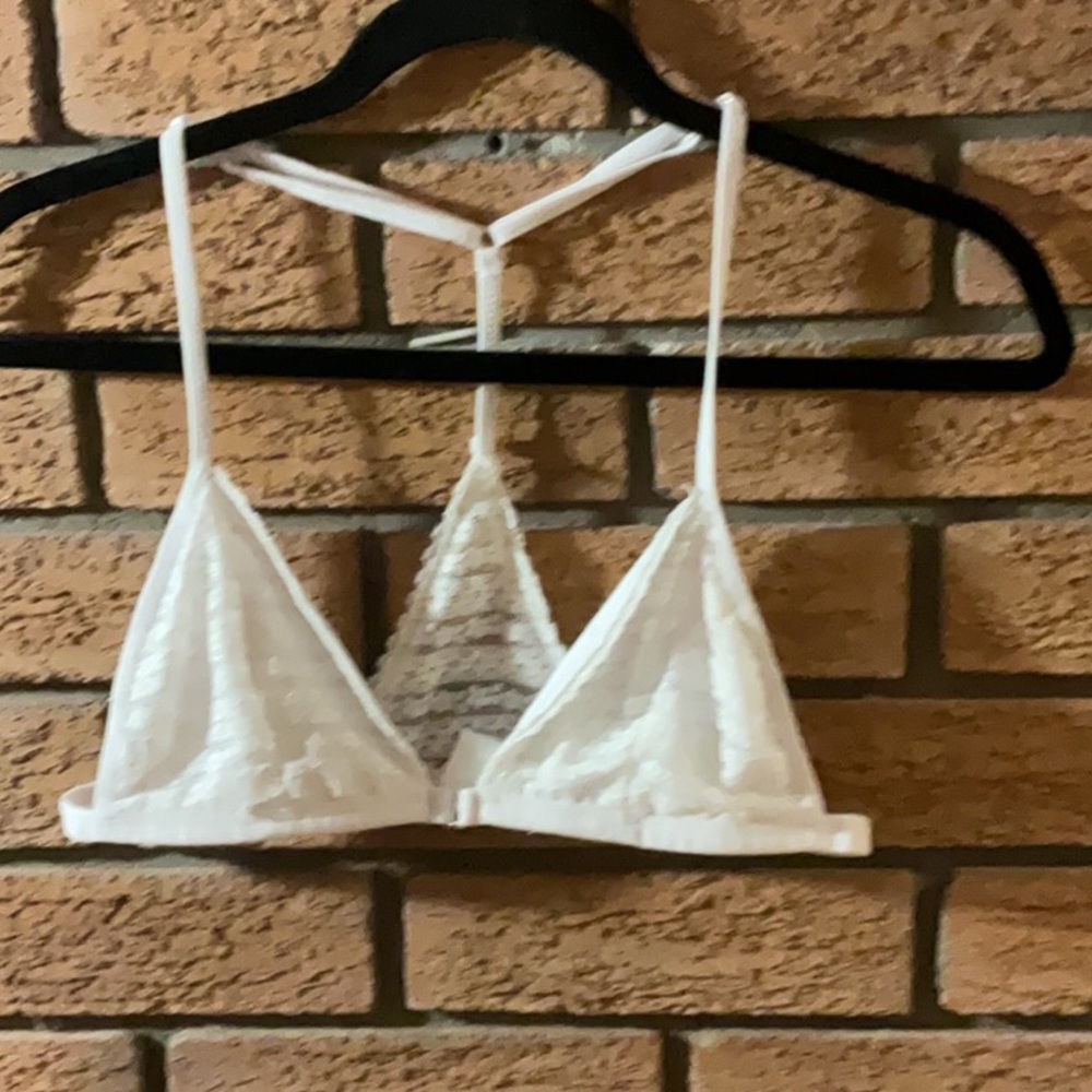 #141 Source Unknown White Lace Bra Intimates measures 14-18 inches across